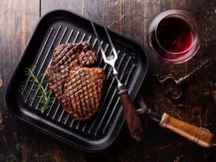 Step-by-step guide showing how to cook steak in a non stick pan: place steak away from you, sear 2–3 minutes per side, flip once, lower heat for thick cuts, use tongs instead of a fork, and spoon juices over steak for flavor.