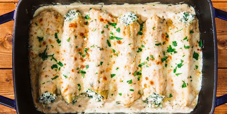 Step-by-step oven instructions for cooking frozen manicotti: sauce layer, pasta arrangement, foil cover, baking at 350–400°F, and checking 165°F internal temperature.