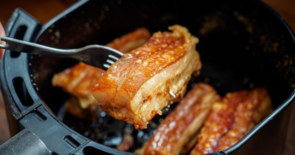 Step-by-step guide showing beef ribs in an air fryer basket, seasoned and arranged in a single layer, with flipping halfway through cooking for even browning